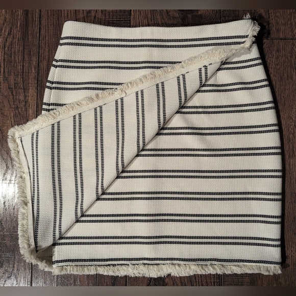 Ivanka Trump White & Black Striped Wrap Mini Skirt w Frayed Hemline Sz 8 Classic - Picture 7 of 14